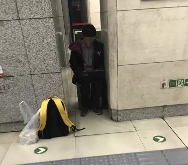 程序员路边敲代码改bug